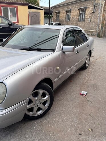 Mercedes E 240-11