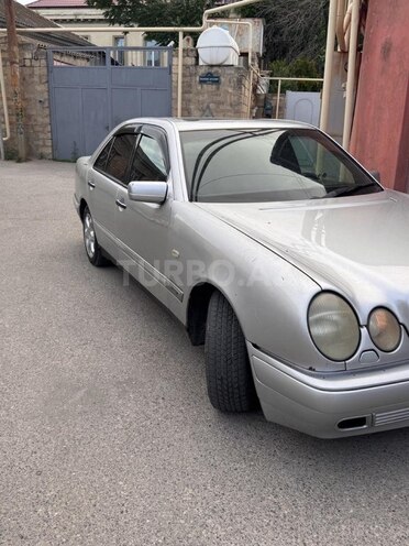 Mercedes E 240-13
