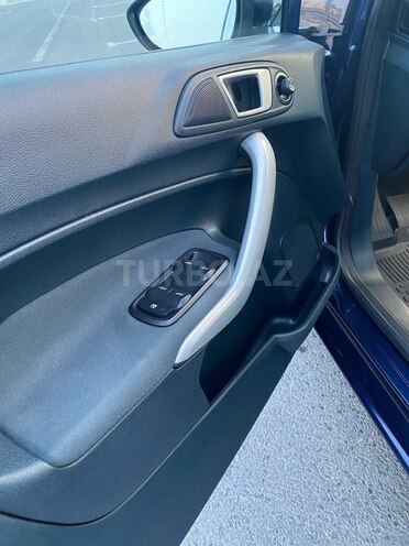 Ford Fiesta-12