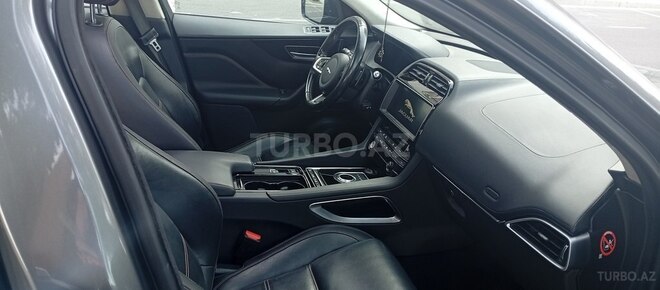 Jaguar F-Pace-8