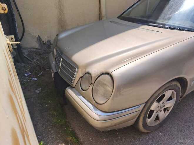 Mercedes E 240-1