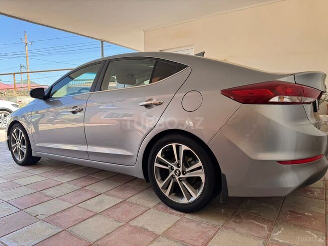 Hyundai Elantra-4