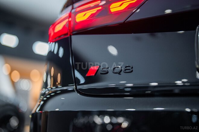Audi SQ8-8