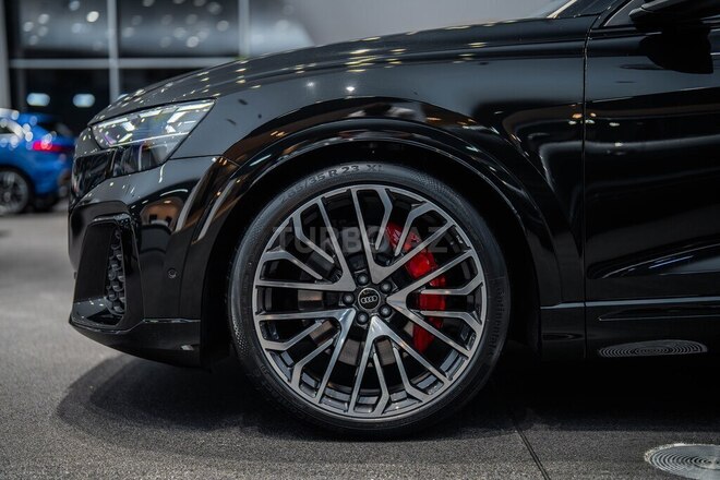 Audi SQ8-10