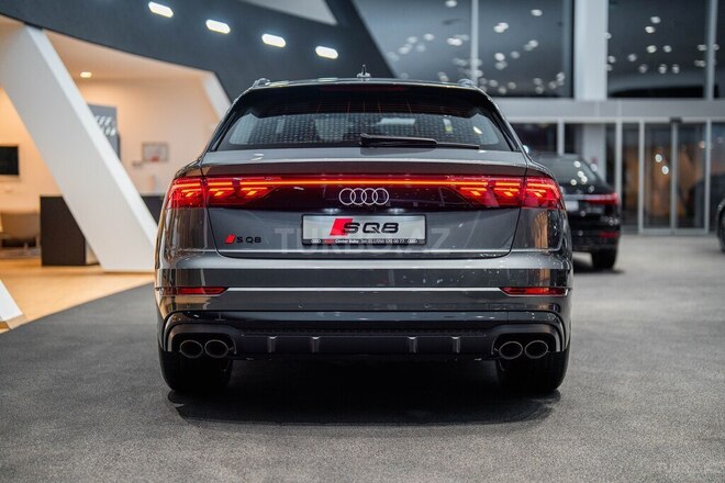 Audi SQ8-7