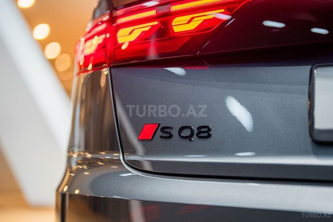Audi SQ8-8