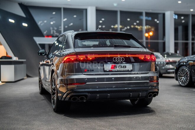 Audi SQ8-9