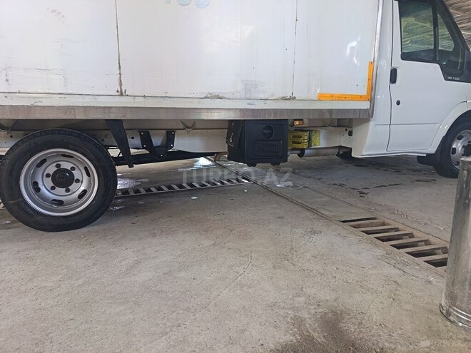 Ford Transit-8