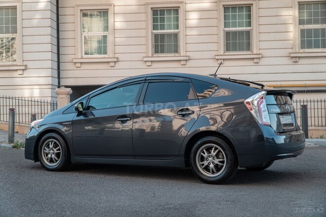 Toyota Prius-7