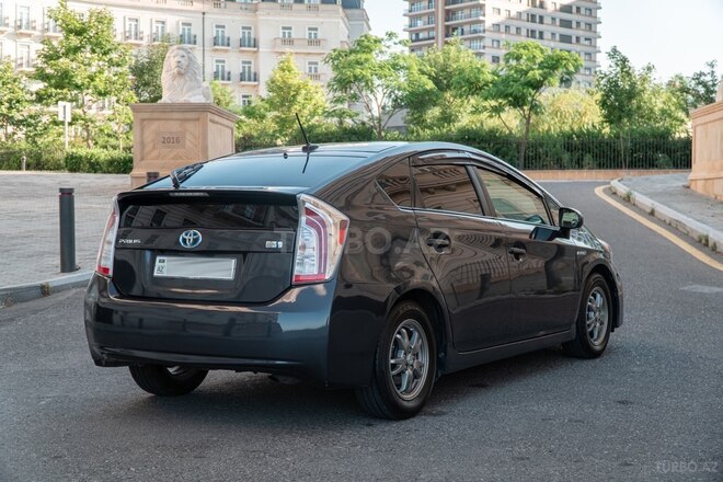 Toyota Prius-5