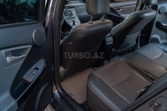 Toyota Prius-12