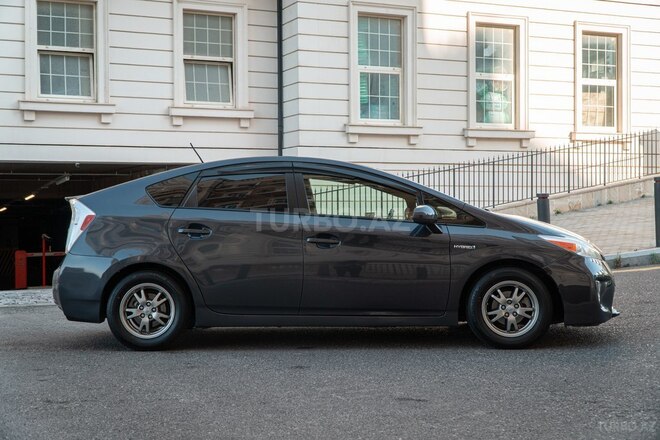 Toyota Prius-4