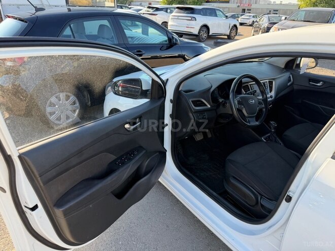 Hyundai Accent-7