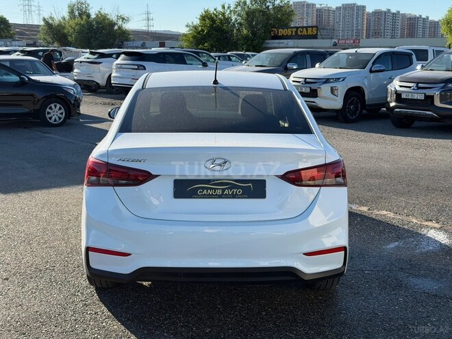 Hyundai Accent-4