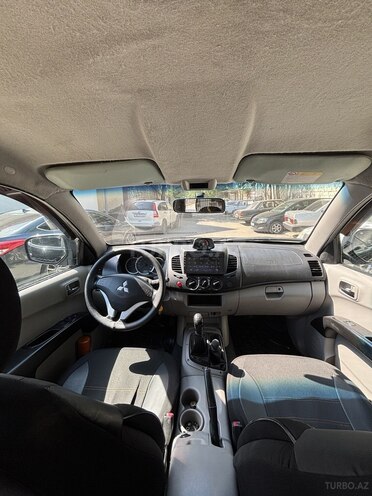 Mitsubishi L200-10