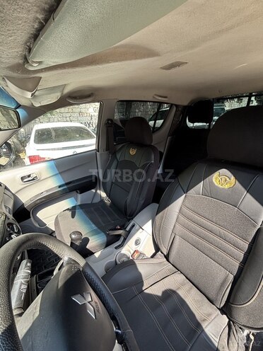 Mitsubishi L200-11