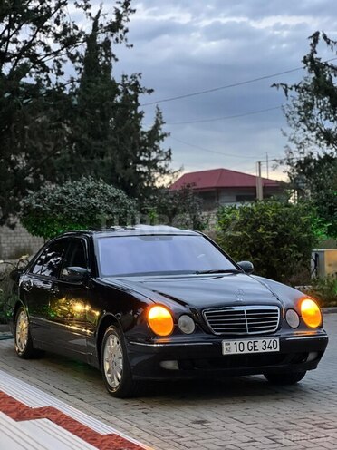 Mercedes E 240-1