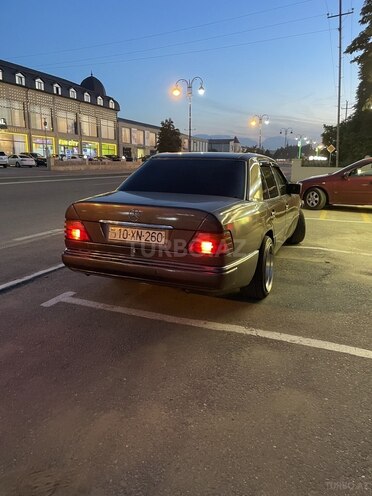 Mercedes 200 D-8