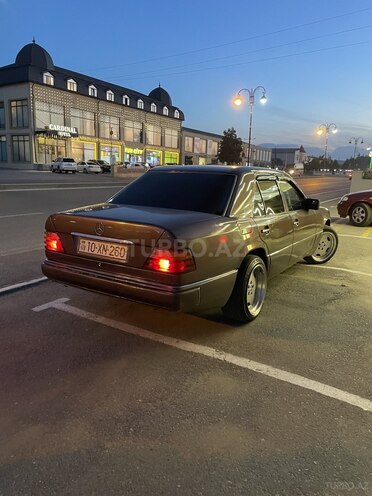Mercedes 200 D-6