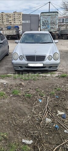 Mercedes E 220-1