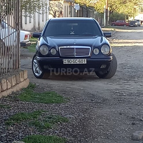 Mercedes E 240-1