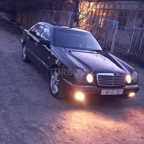 Mercedes E 240-4