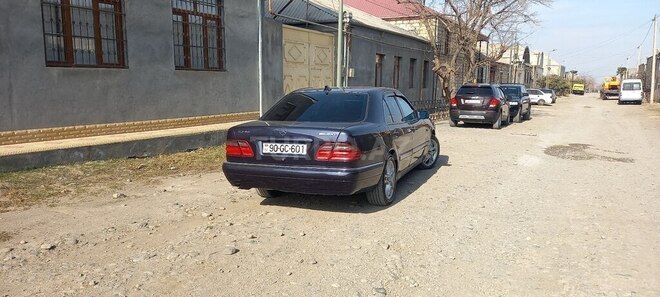 Mercedes E 240-8