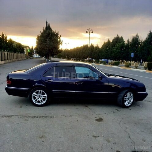 Mercedes E 240-10