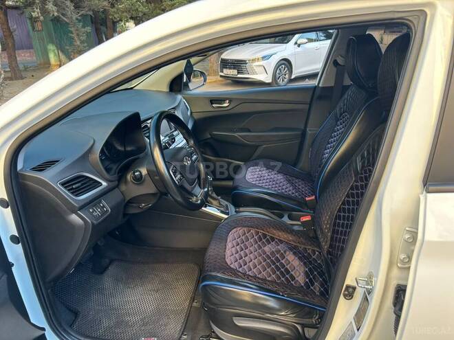 Hyundai Accent-10