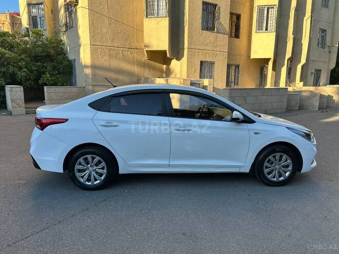 Hyundai Accent-7