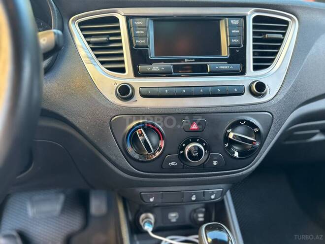 Hyundai Accent-12