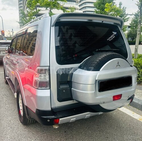 Mitsubishi Pajero-4