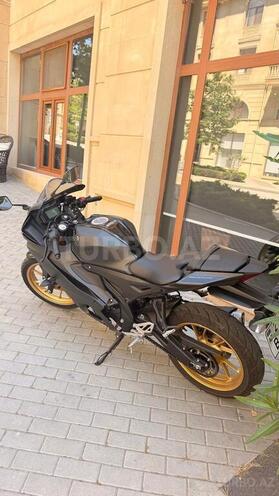 Yamaha R15 V4-4