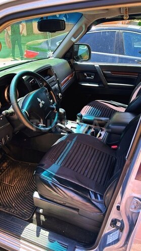 Mitsubishi Pajero-7