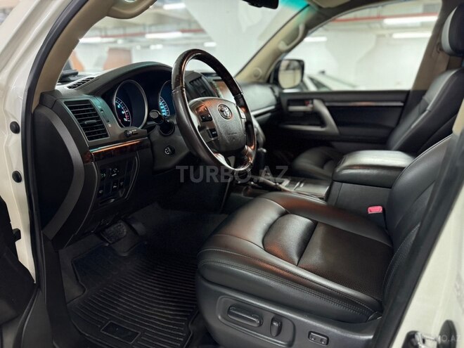 Toyota Land Cruiser-9
