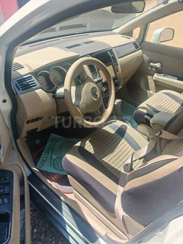 Nissan Tiida-5