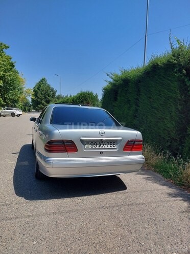 Mercedes E 270-4