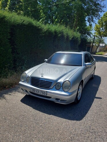 Mercedes E 270-1