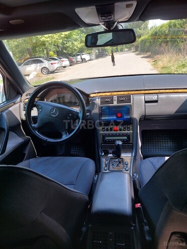 Mercedes E 270-5