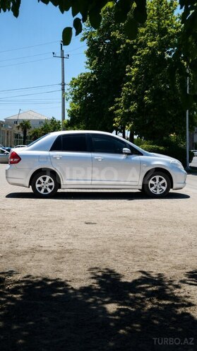 Nissan Tiida-10