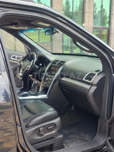 Ford Explorer-11