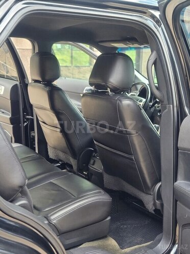 Ford Explorer-12
