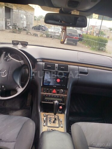 Mercedes E 240-2
