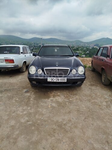 Mercedes E 240-1