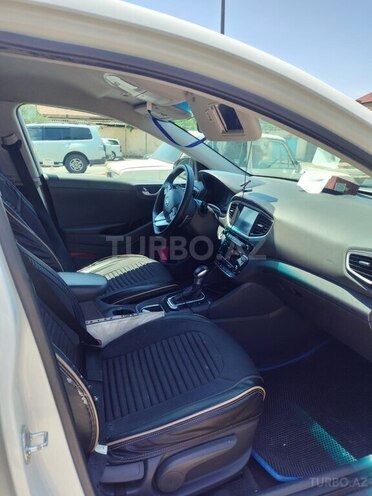 Hyundai IONIQ-10