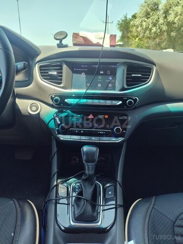 Hyundai IONIQ-12