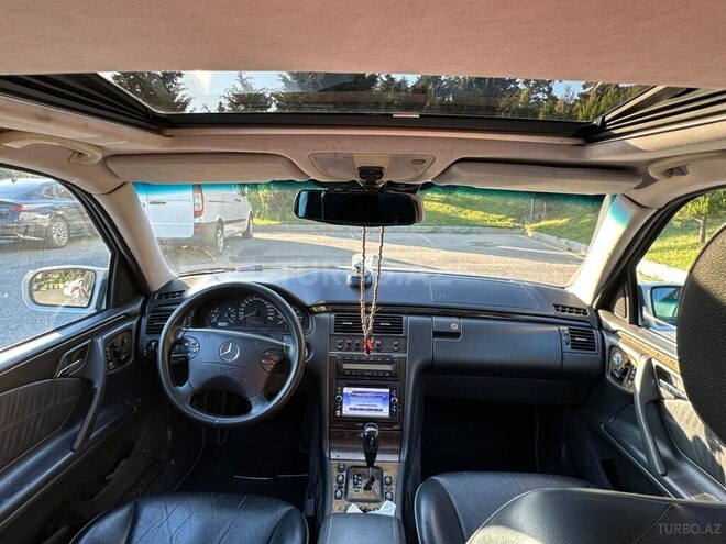 Mercedes E 240-13