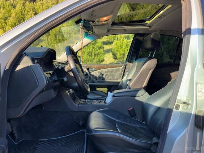 Mercedes E 240-16