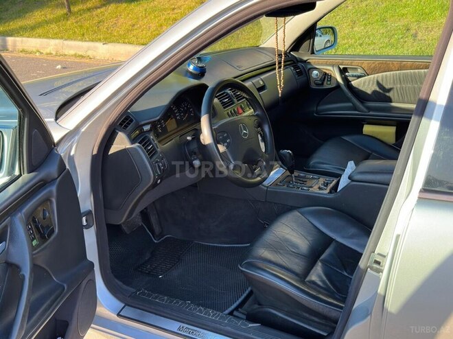 Mercedes E 240-17
