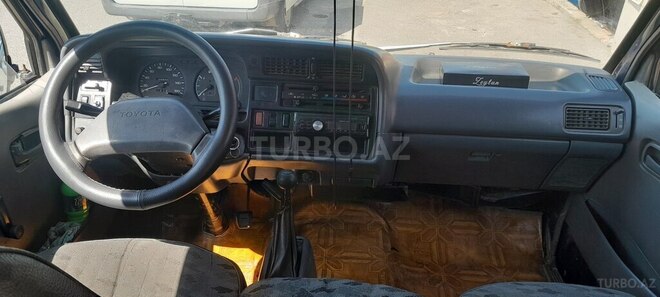 Toyota HiAce-6